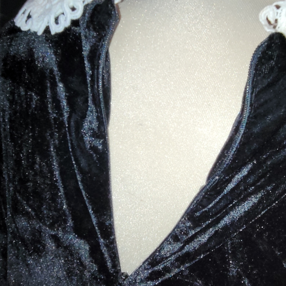Classic velour tunic with white lace trim - Picture 5 of 9